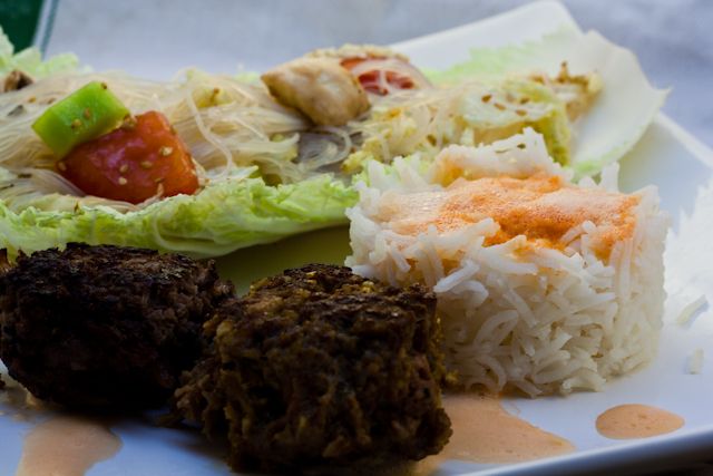 Asiatische Frikadellen mit Asiasalat und Reis