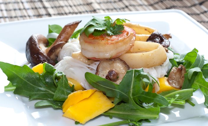 Rucola-Asia-Salat mit Meeresfrüchten