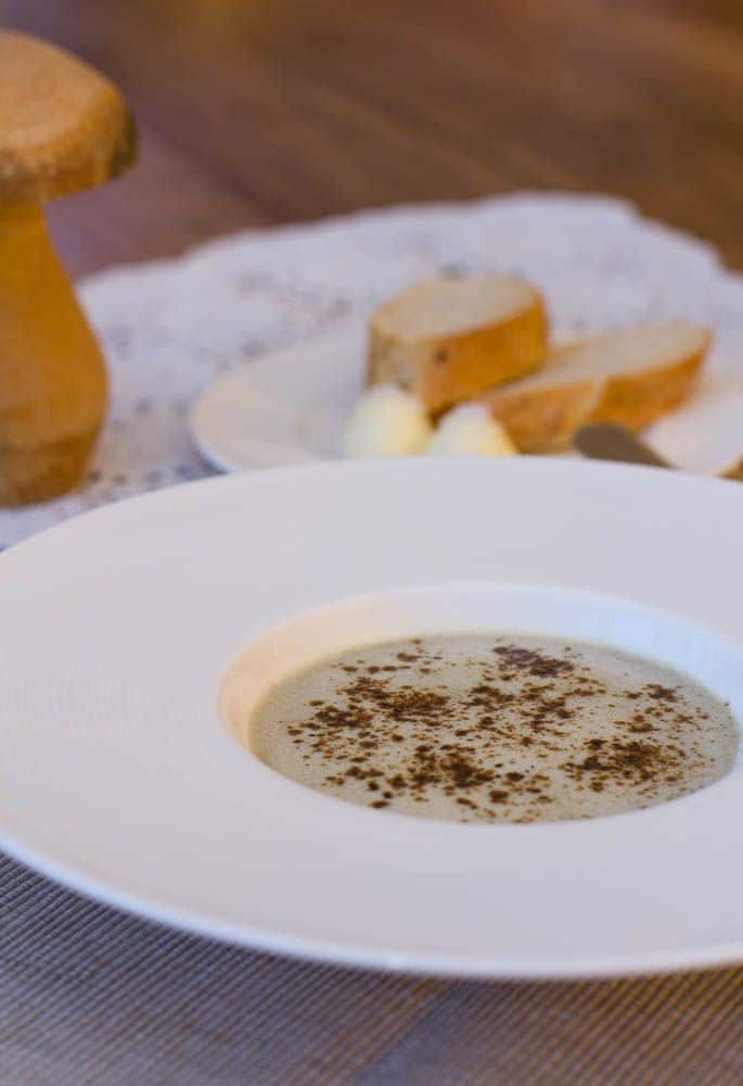 Champignon Suppe mit Pilzstaub