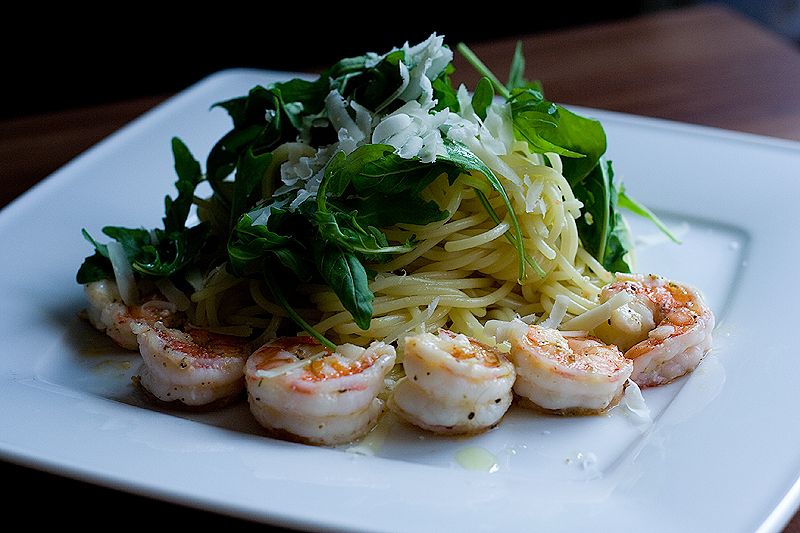Spagetthi mit Black Tigers, Rucola, Parmesan und Zitronengras-Olivenöl
