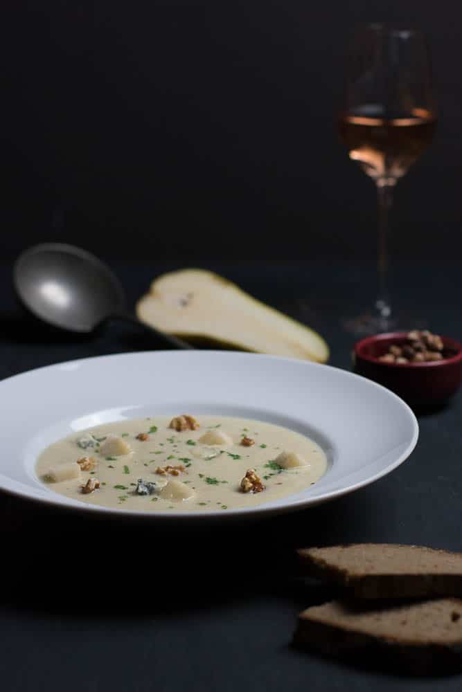 Blumenkohl-Birnen Suppe mit Gorgonzola und Walnuss