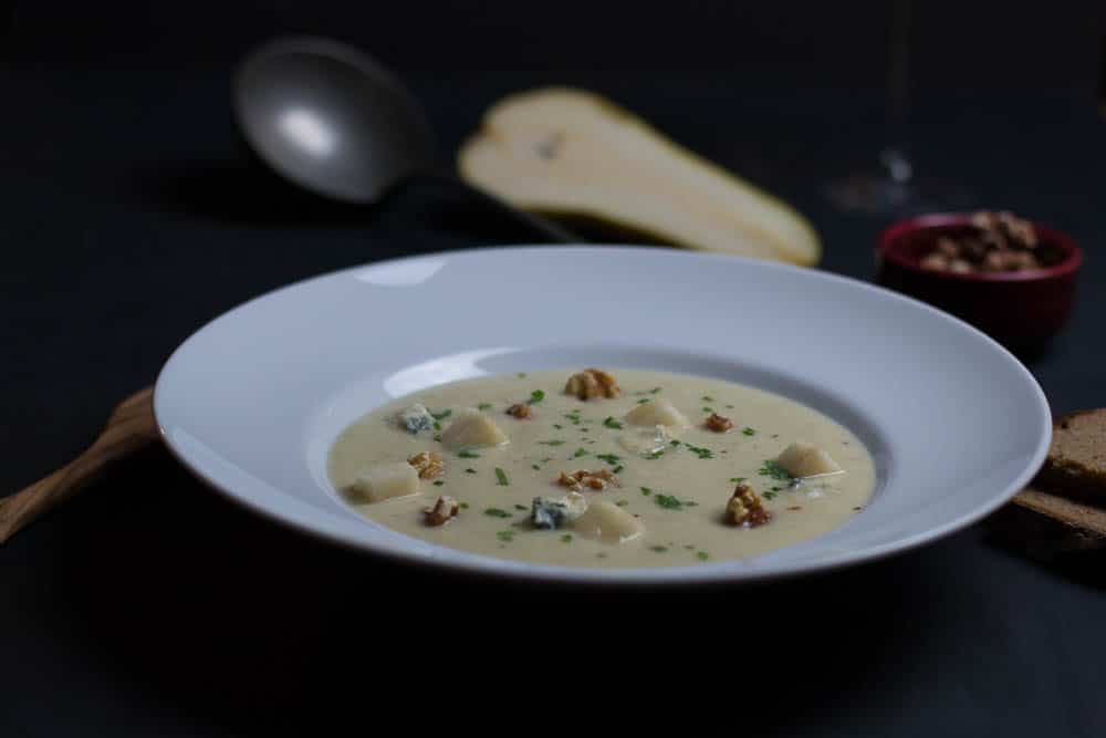 Blumenkohl-Birnen Suppe mit Gorgonzola und Walnuss