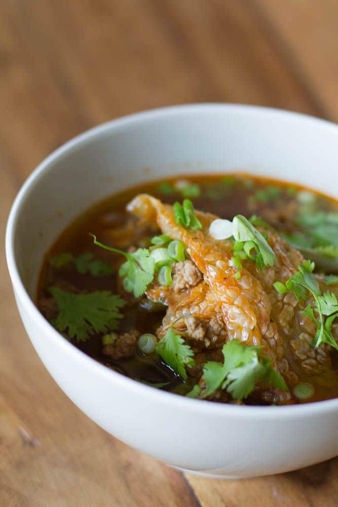 Asiatische Suppe mit Nudeln, Gemüse, Hackfleisch und selbstgemachtem Kimchi 