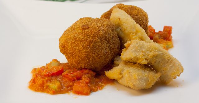 Kroketten mit Chicken Nuggets auf Tomaten-Paprika-Gurken-Salsa