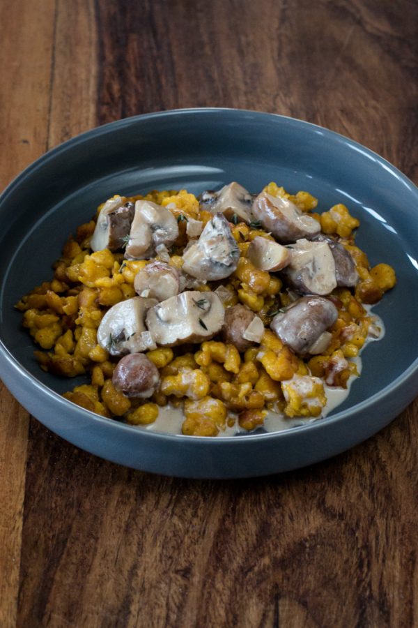 Kürbis Spätzle mit Maronen Pilz Ragout - gekleckert.de