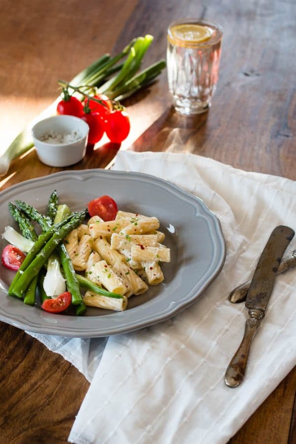 Sommerliche Pasta mit Spargel und Ziegenkäse - gekleckert.de